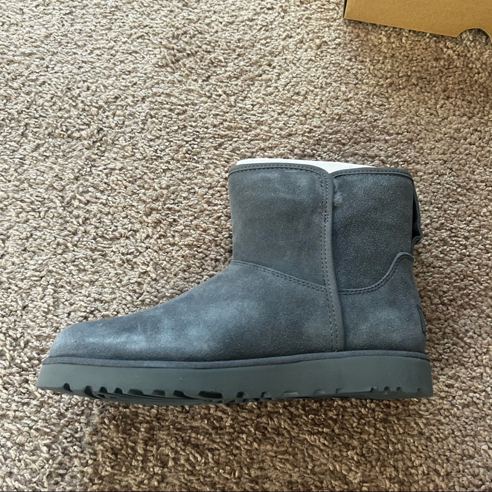 Ugg Cory grey short boot, size 6, NWT